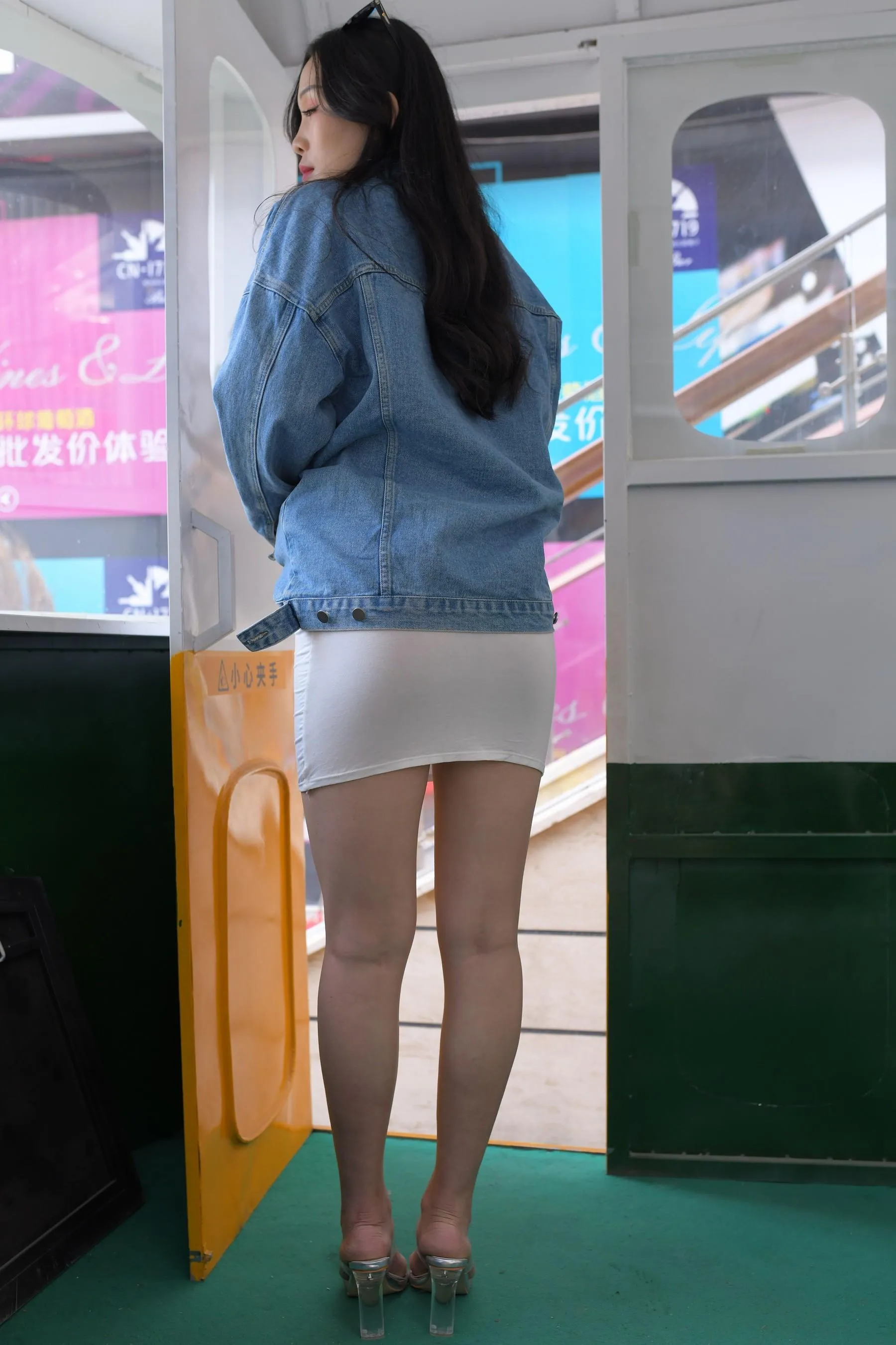 [魔镜街拍] NO.014 超性感白色包臀裙美女 [490P]插图